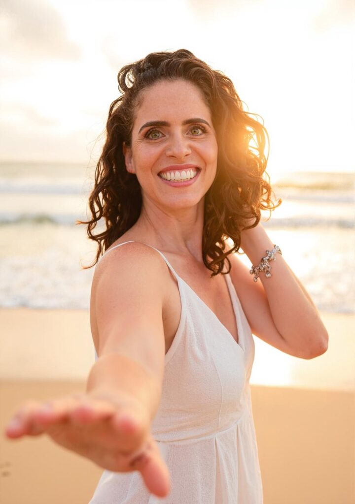 Sarita na praia com o cabelo solto
